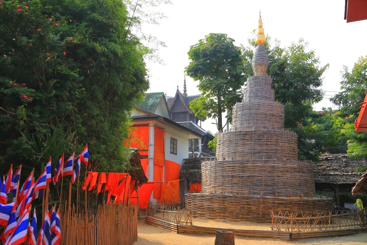 Petit chedi décoré de drapeaux