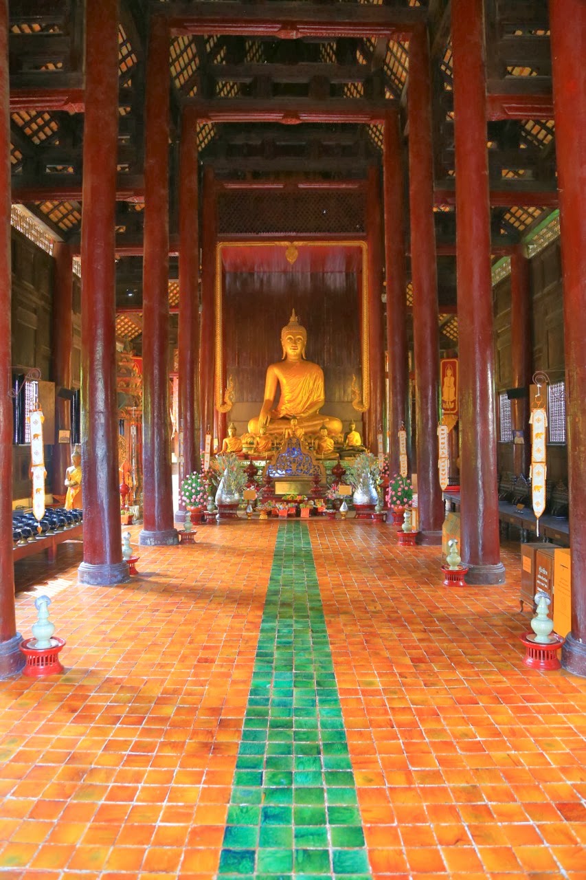 Allée menant à l'autel d'un temple