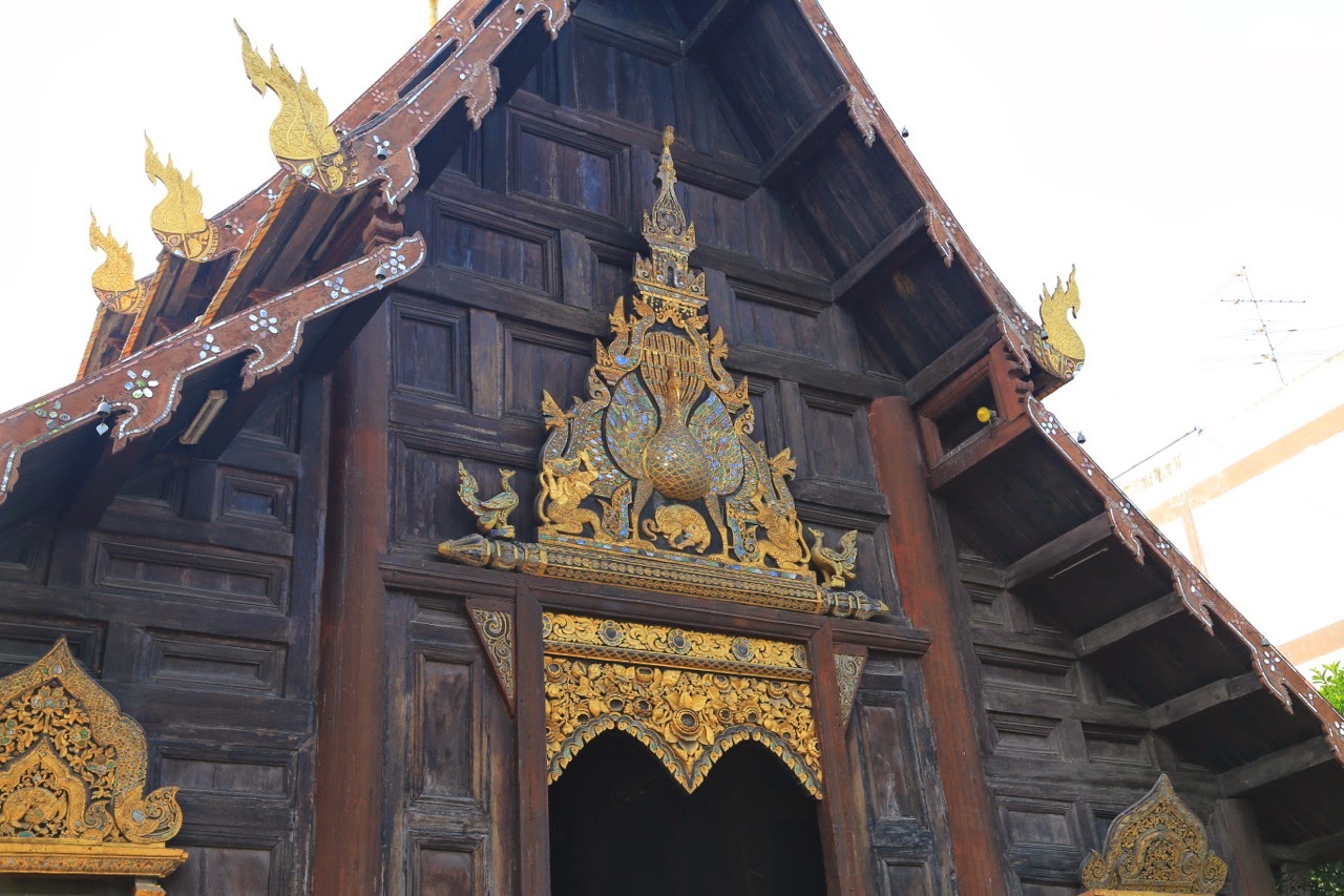 Façade en teck sculpté du Wat Phan Tao