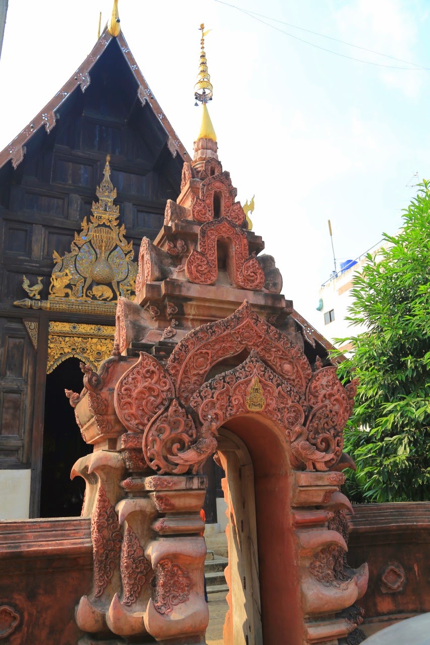 Petit chedi en brique sculptée