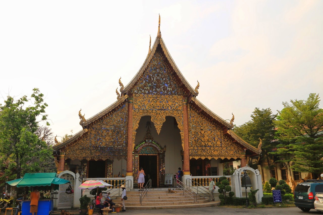 Temple en bois au toit à plusieurs niveaux