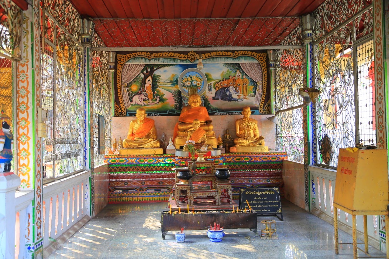 Autel coloré d'un petit sanctuaire