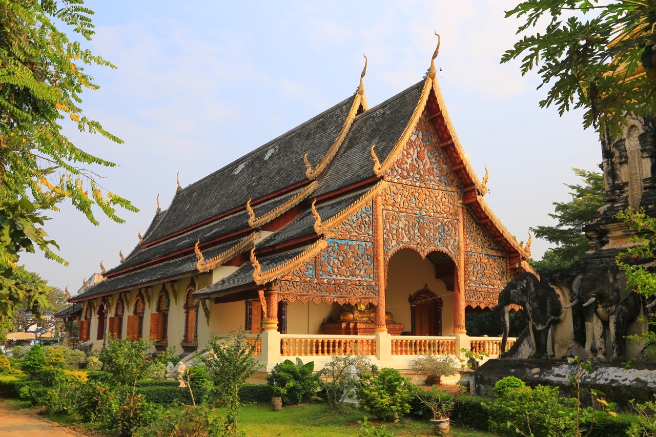 Toit à trois niveaux d'un temple lanna