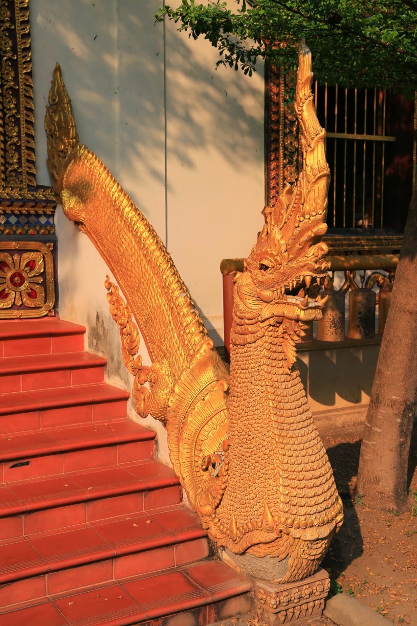 Naga à la rampe d'un escalier