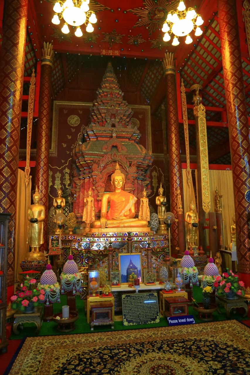 Bouddha illuminé au fond d'un temple