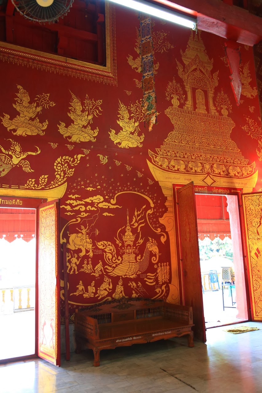 Porte rouge et or d'un temple