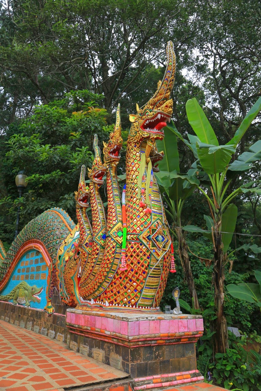 Tête de naga au pied de l'escalier du Doi Suthep