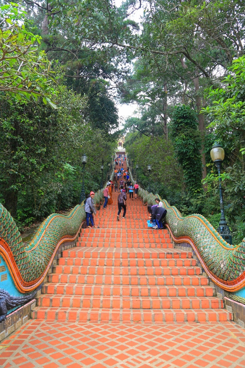 Les 306 marches de l'escalier du Doi Suthep