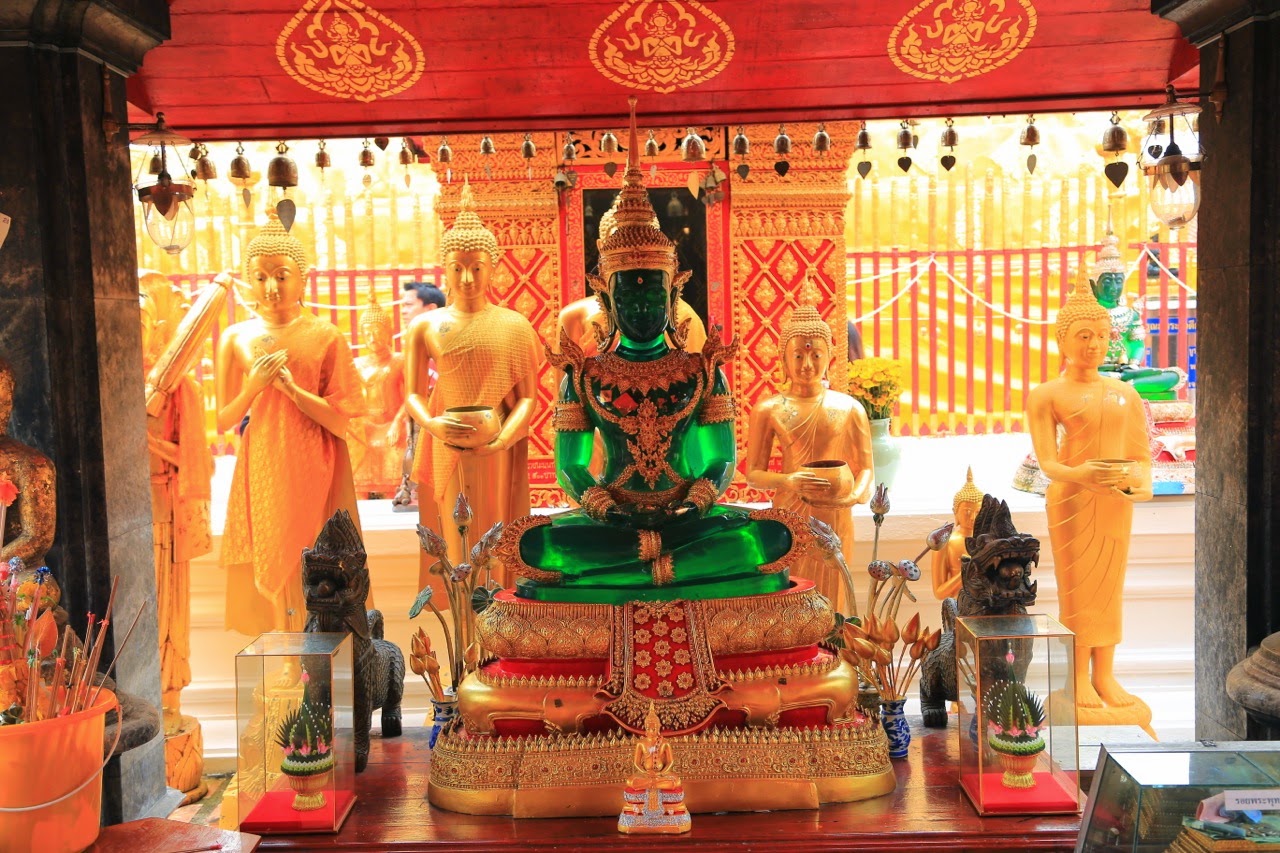 Bouddha d'émeraude dans un sanctuaire doré