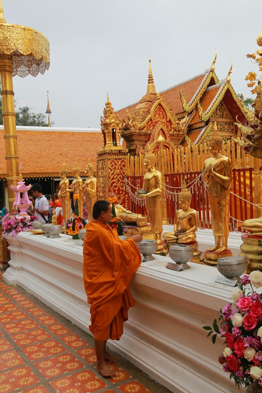 Moine dans la cour du temple