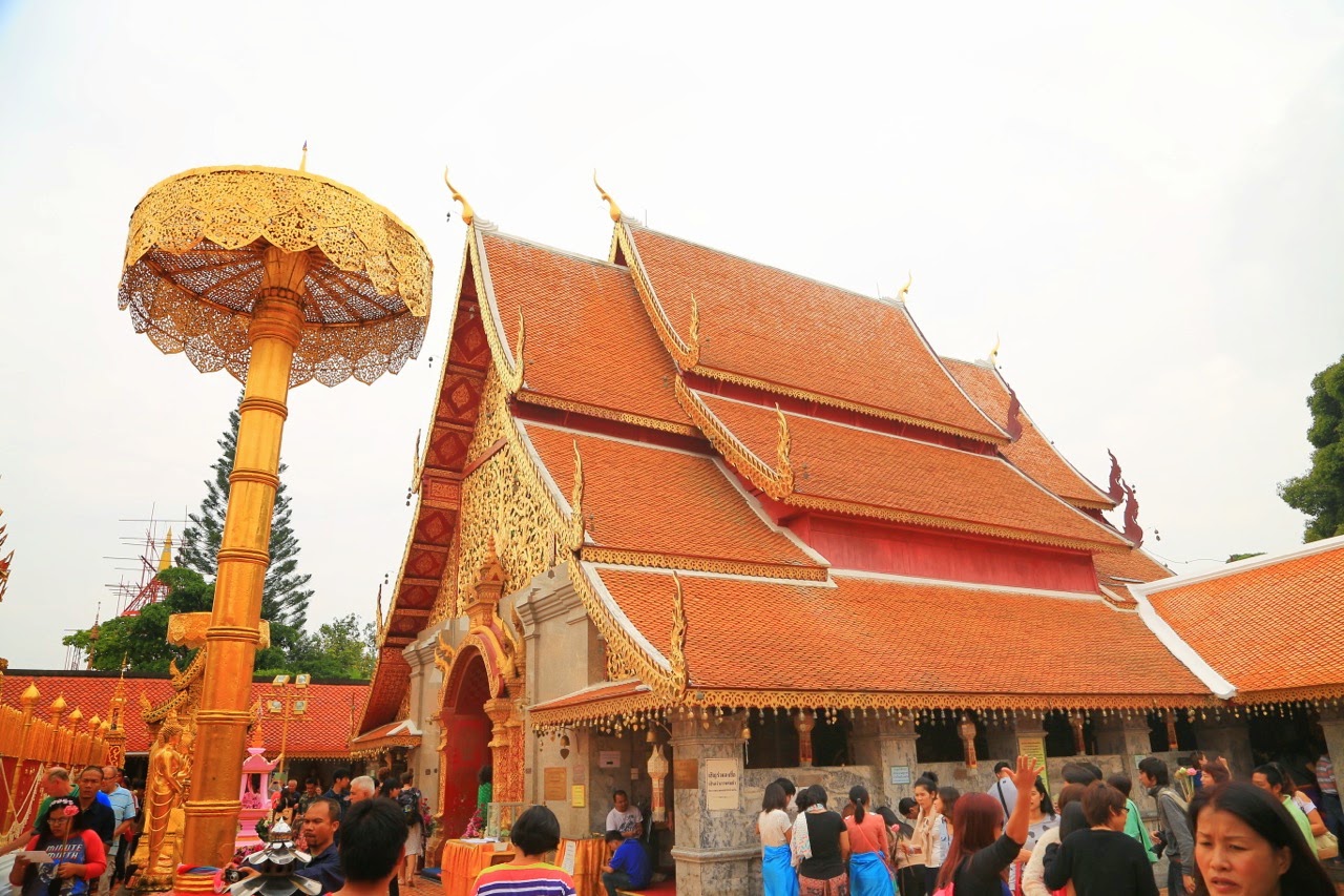 Ombrelle dorée devant un temple