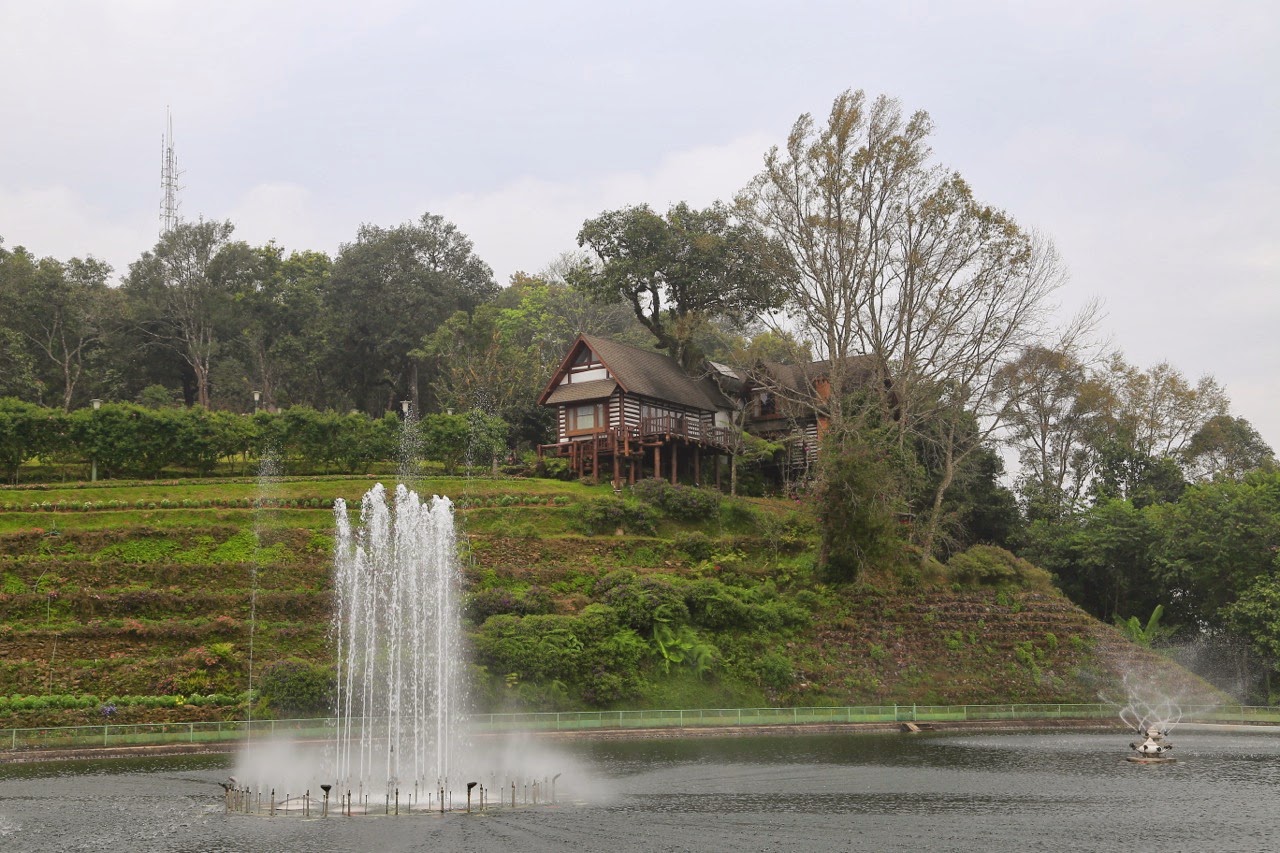 Jets d'eau sur le lac artificiel