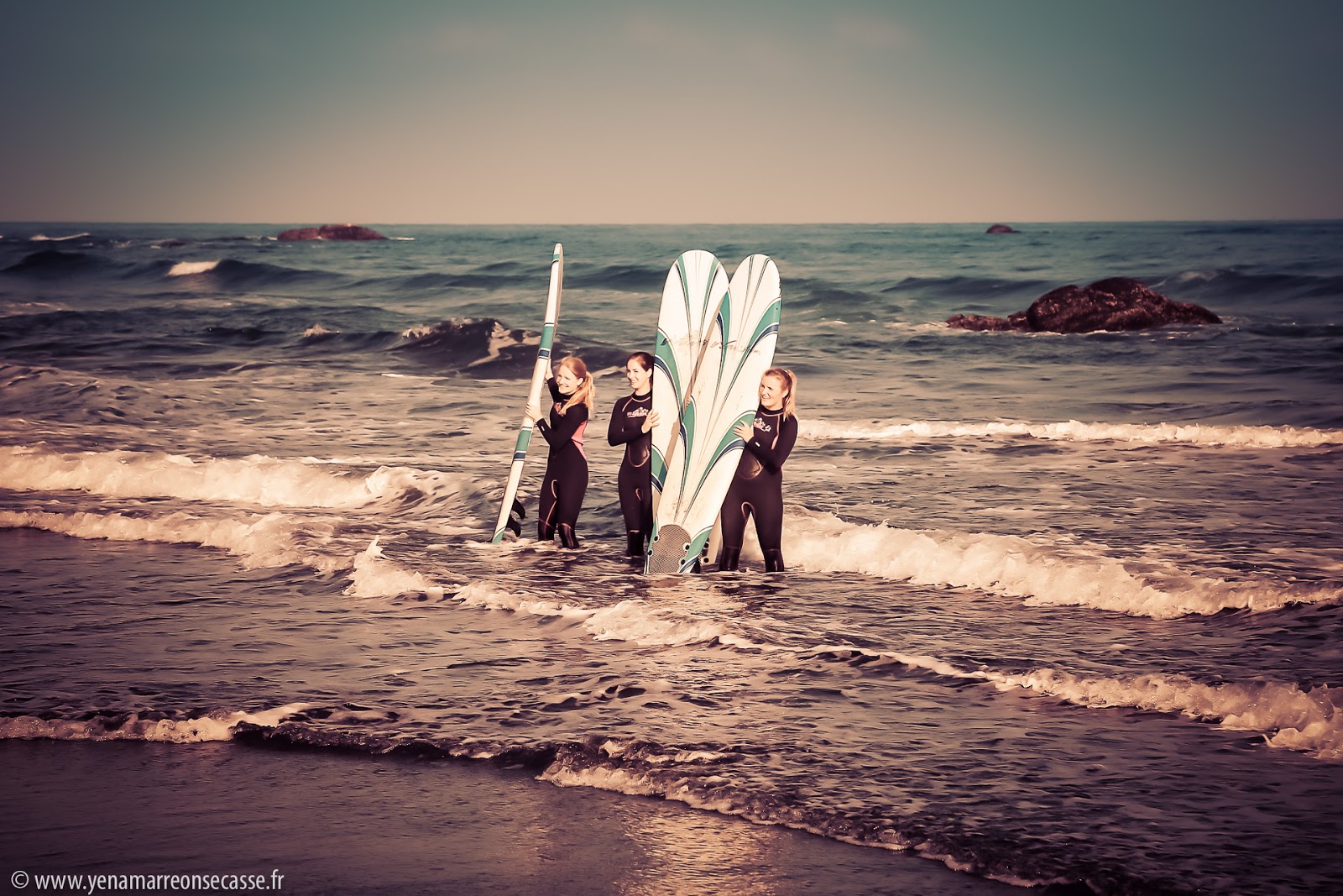Surfeurs dans les vagues de la côte est de Taiwan