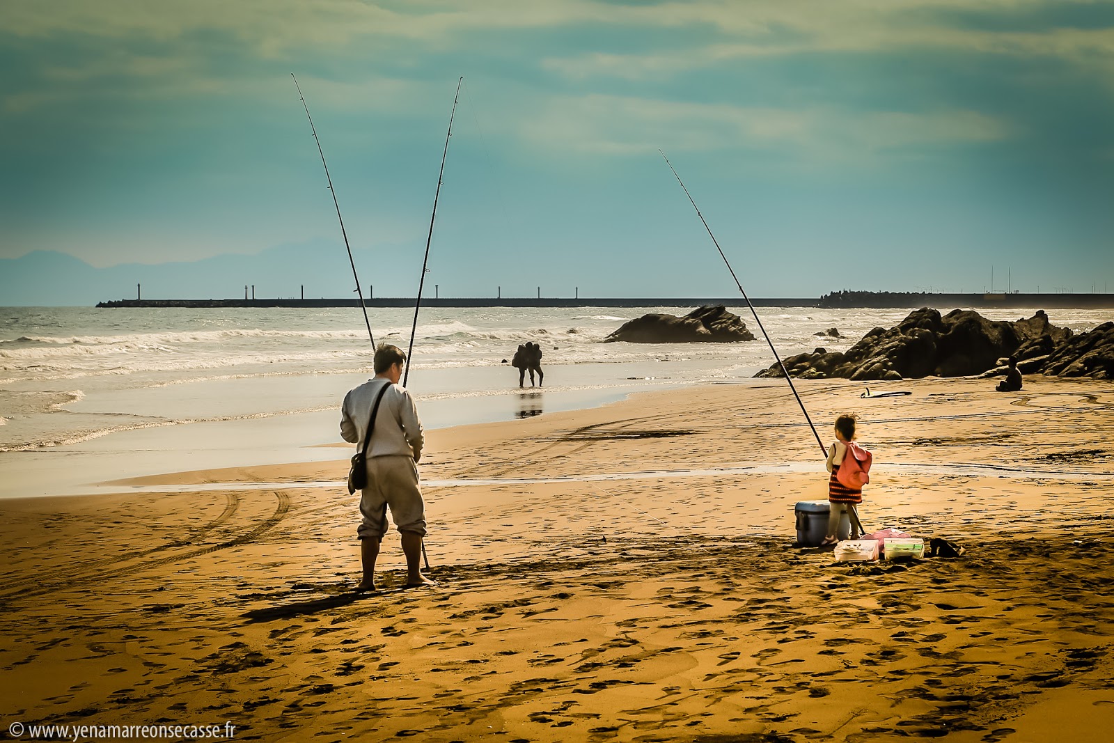 Pêcheurs à la ligne sur la plage