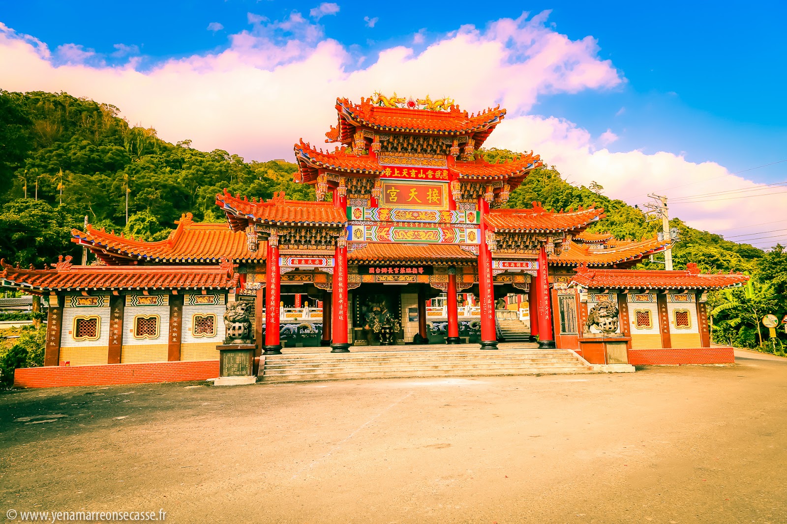 Portique coloré d’un temple au bord de la plage