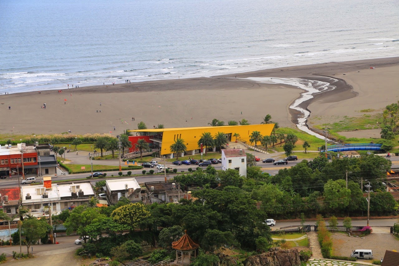 La côte est de Taiwan et sa plage de sable noir vues des collines