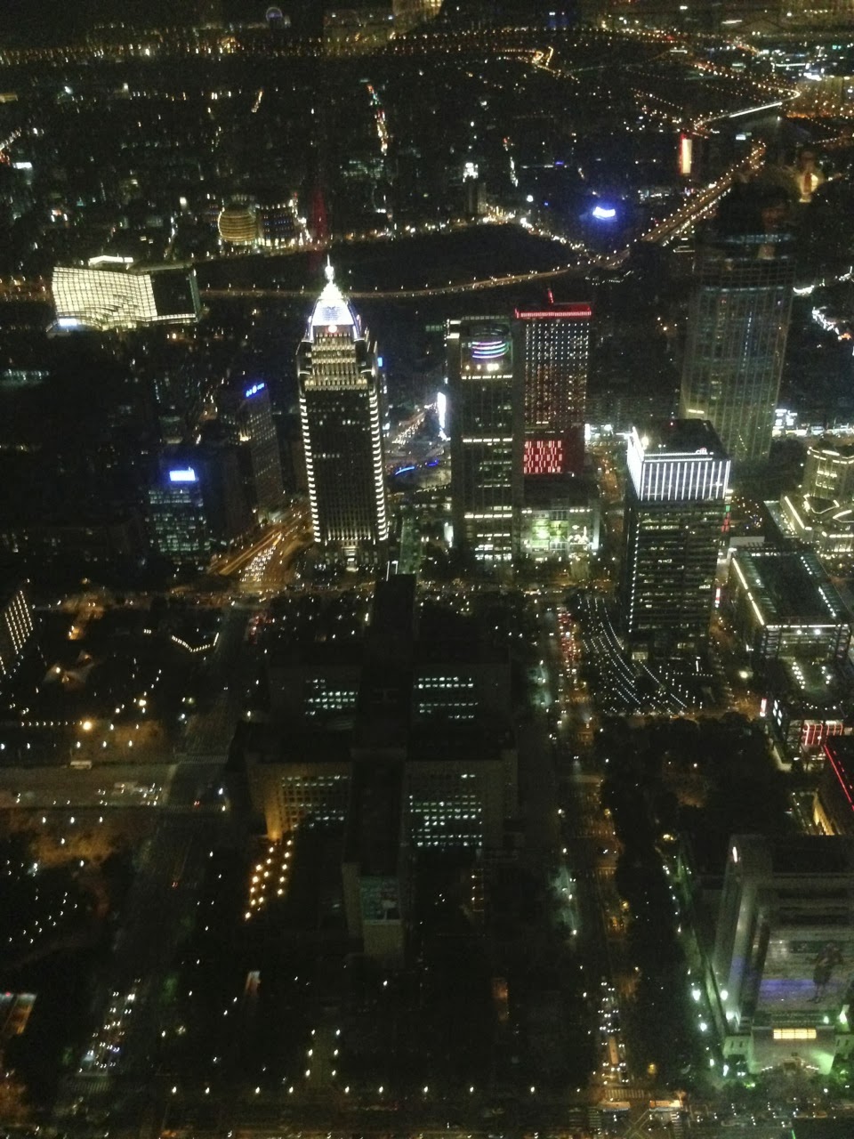Vue de nuit sur Taipei depuis le 85e étage de la tour Taipei 101