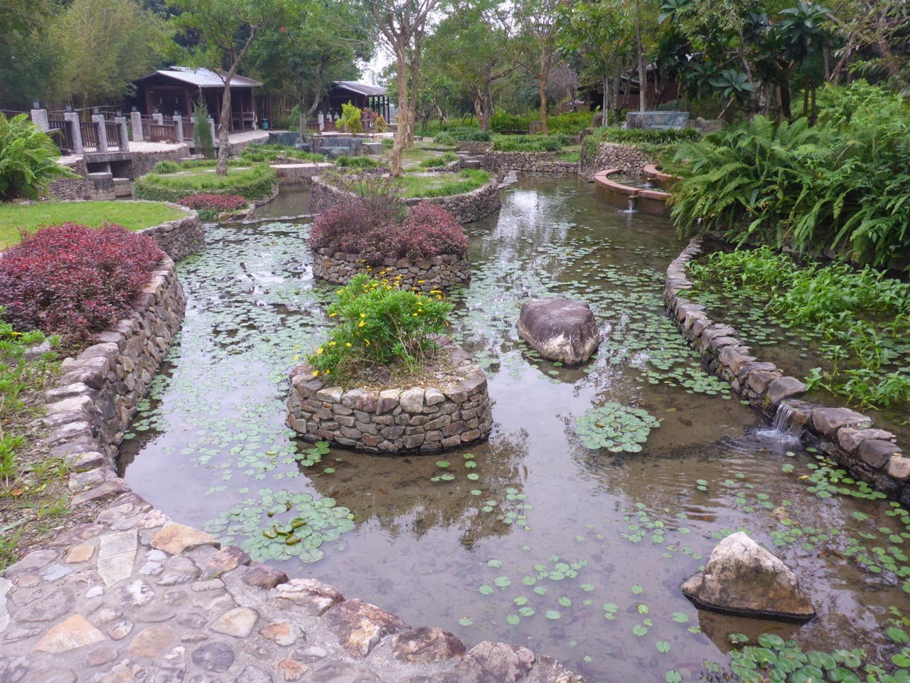 Bassin d’eau chaude dans un jardin de Jiaoxi