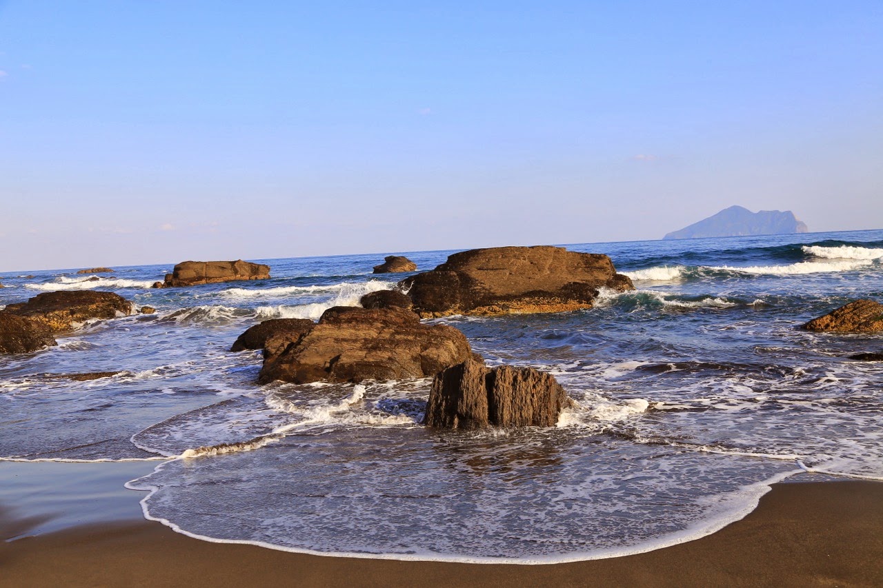 Rochers et vagues au bord de la plage