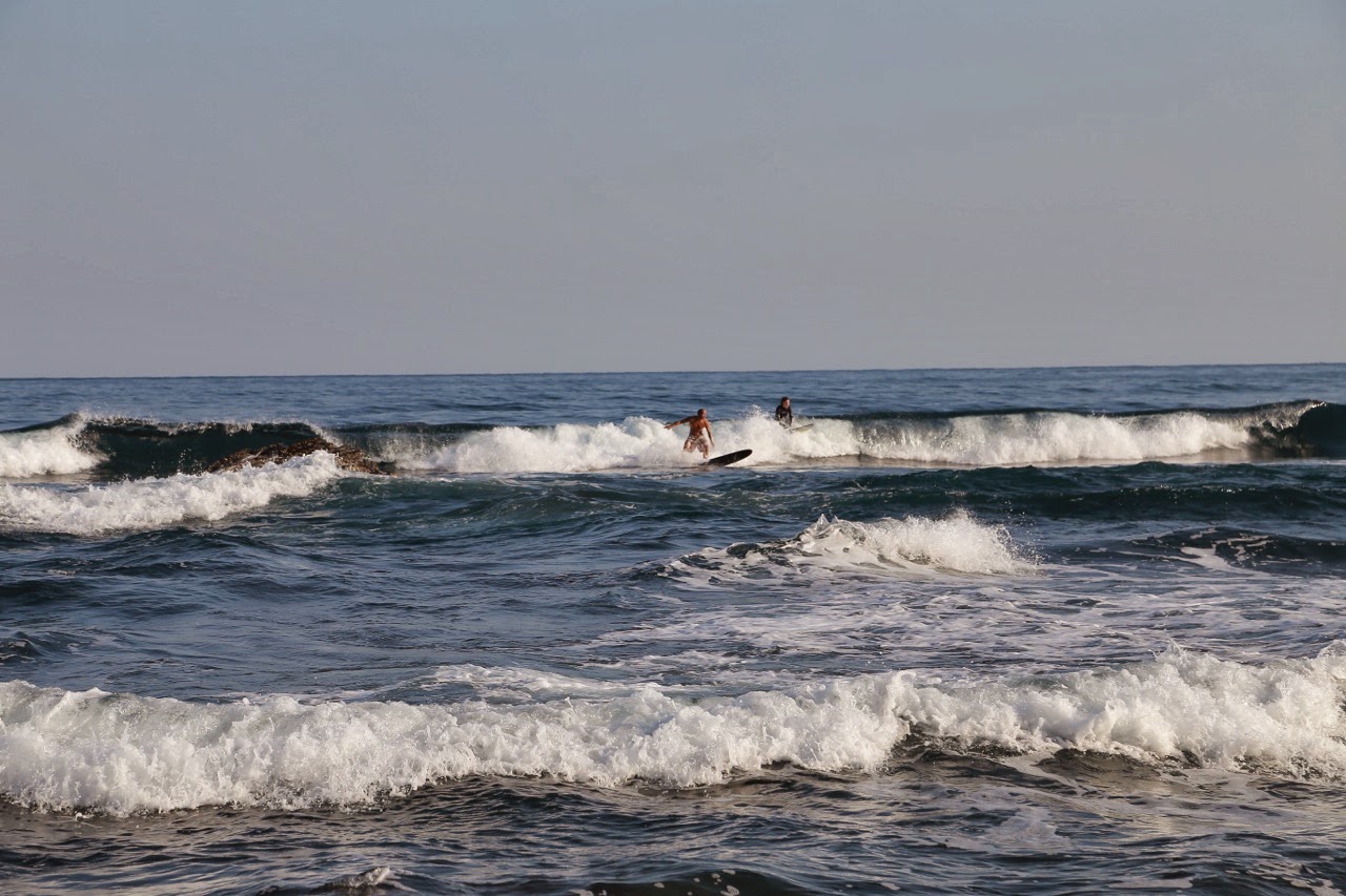 Surfeur attendant la vague