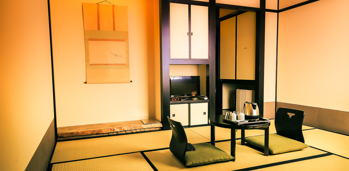 Chambre japonaise traditionnelle avec tatamis et table basse