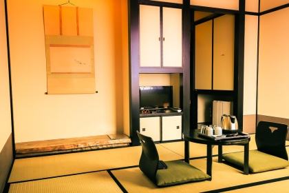 Chambre japonaise traditionnelle avec tatamis et table basse