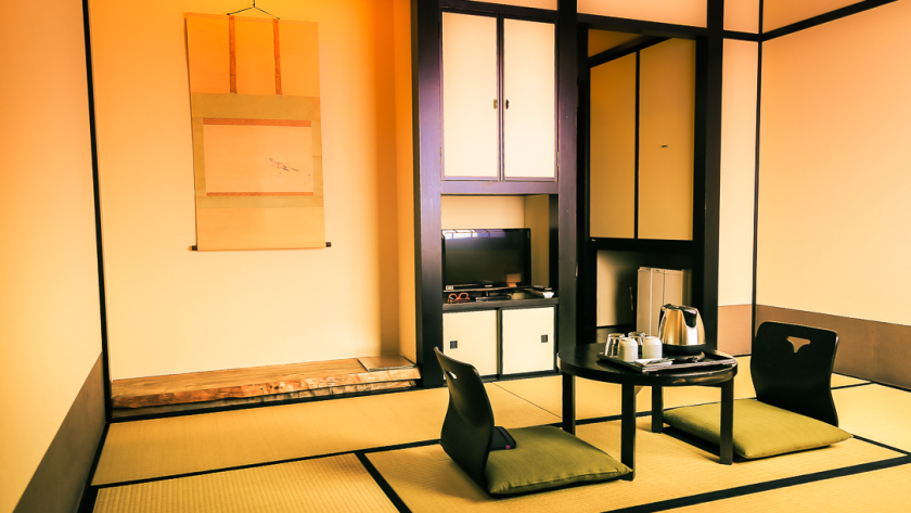 Chambre japonaise traditionnelle avec tatamis et table basse