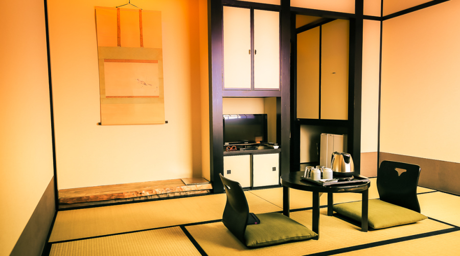 Chambre japonaise traditionnelle avec tatamis et table basse