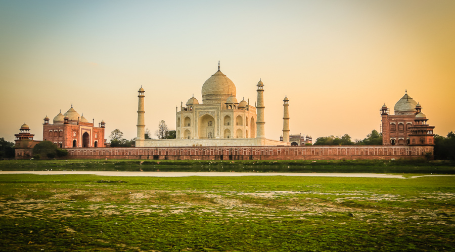 Le Taj Mahal à Agra au soleil couchant