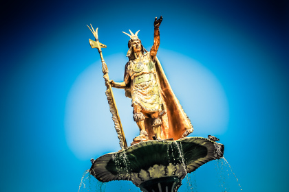 Statue inca dorée sur la Plaza de Armas de Cuzco
