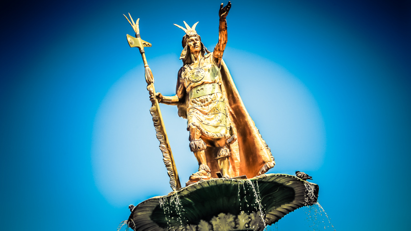 Statue inca dorée sur la Plaza de Armas de Cuzco