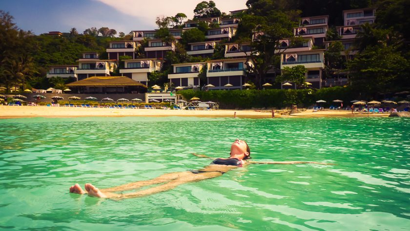 Baignade dans l'eau turquoise de la plage de Kata, à Phuket