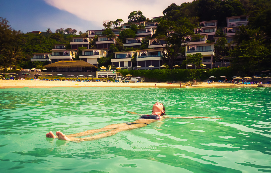 Baignade dans l'eau turquoise de la plage de Kata, à Phuket