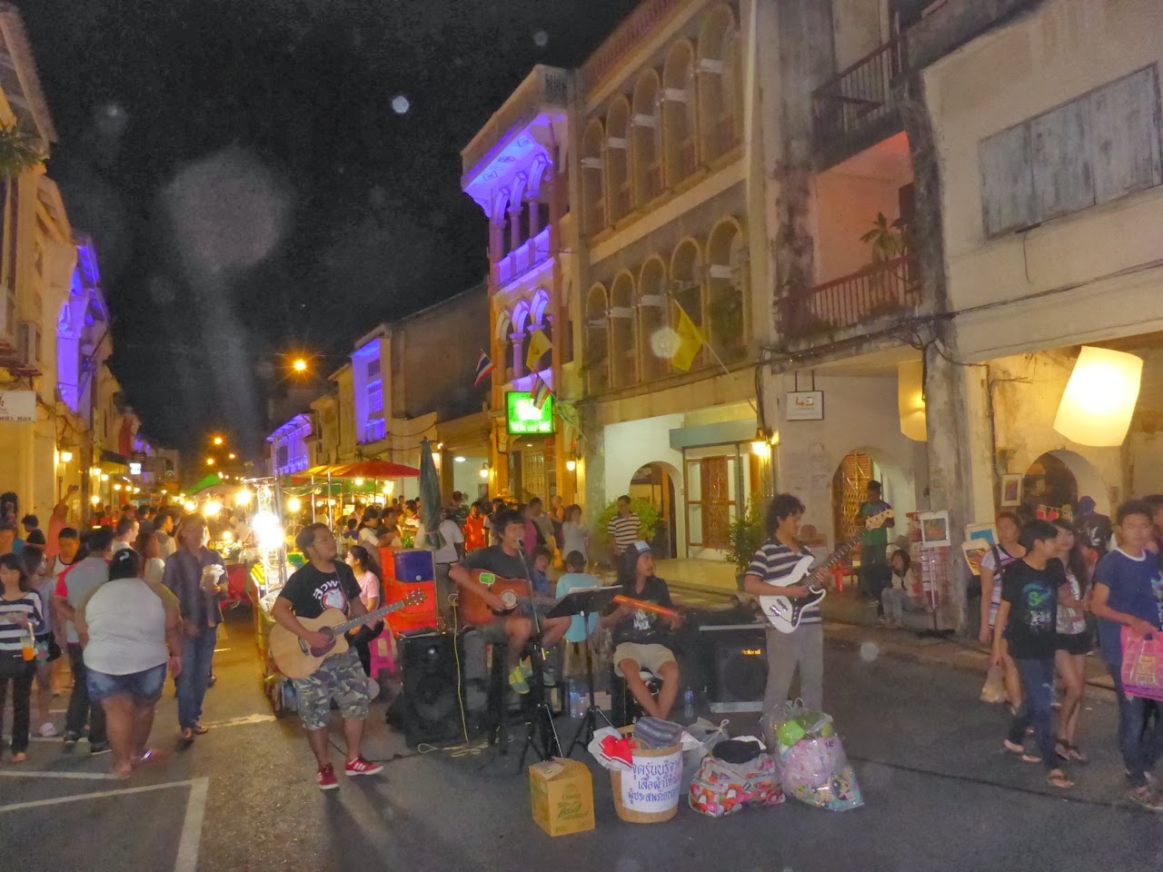 Thalang Road animée le dimanche soir