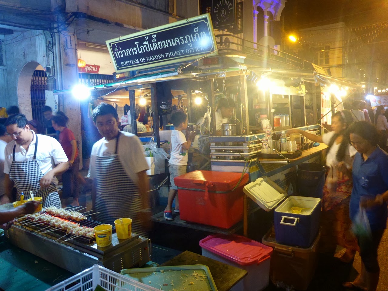 Marchand ambulant au marché de nuit