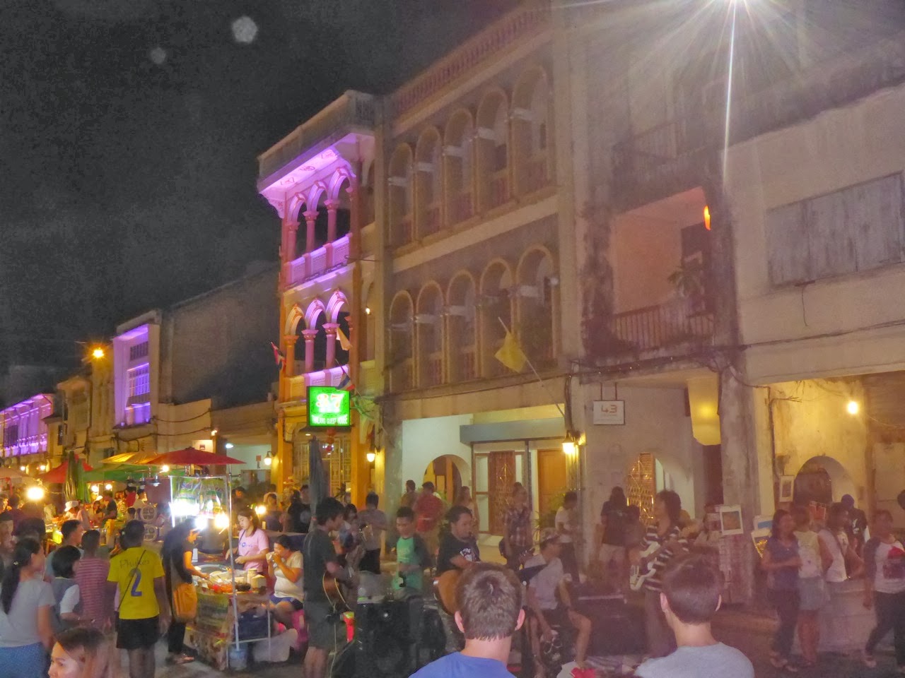 Façades illuminées au marché de nuit de Phuket Town