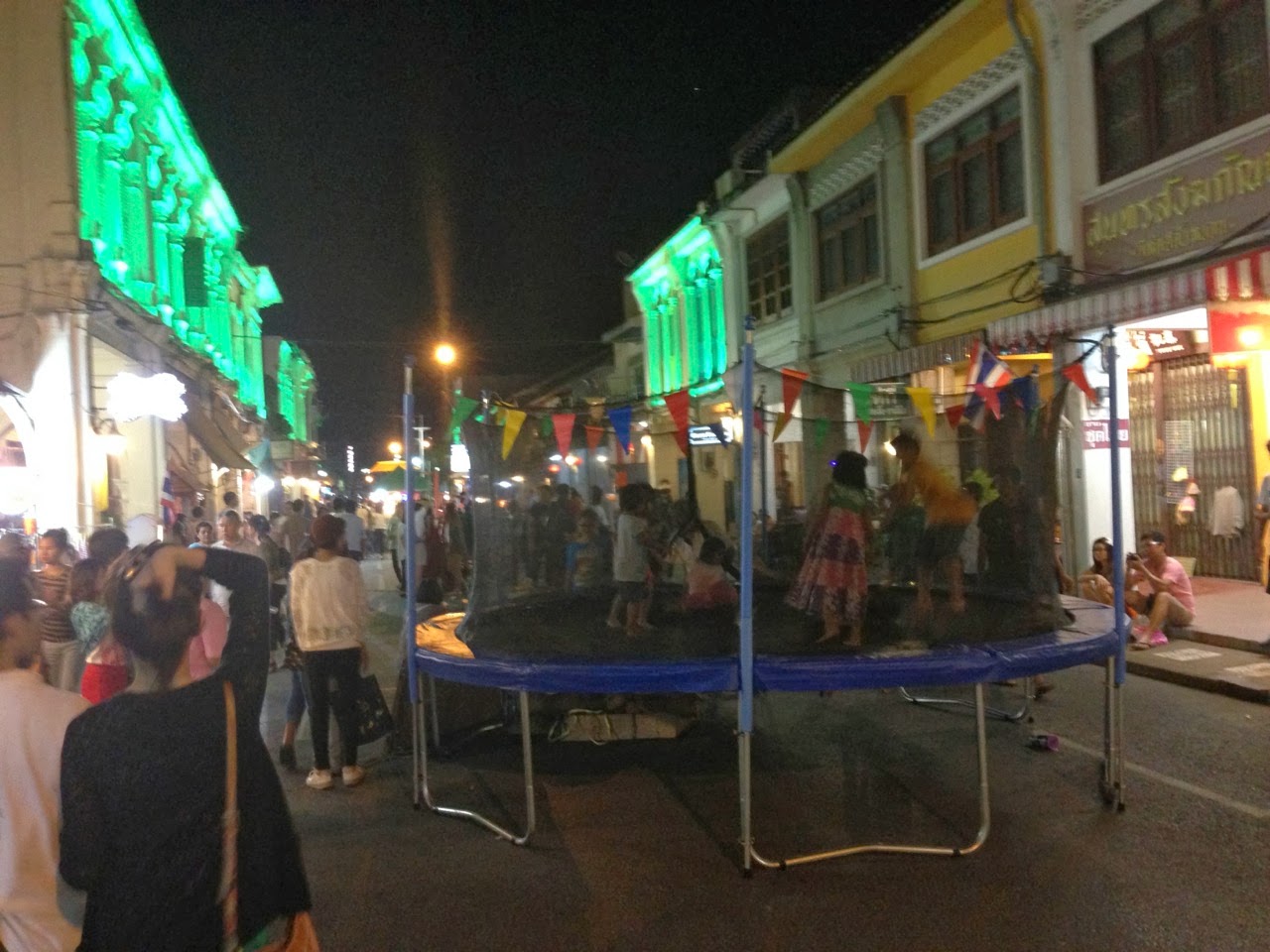 Trampoline pour les enfants au milieu du marché