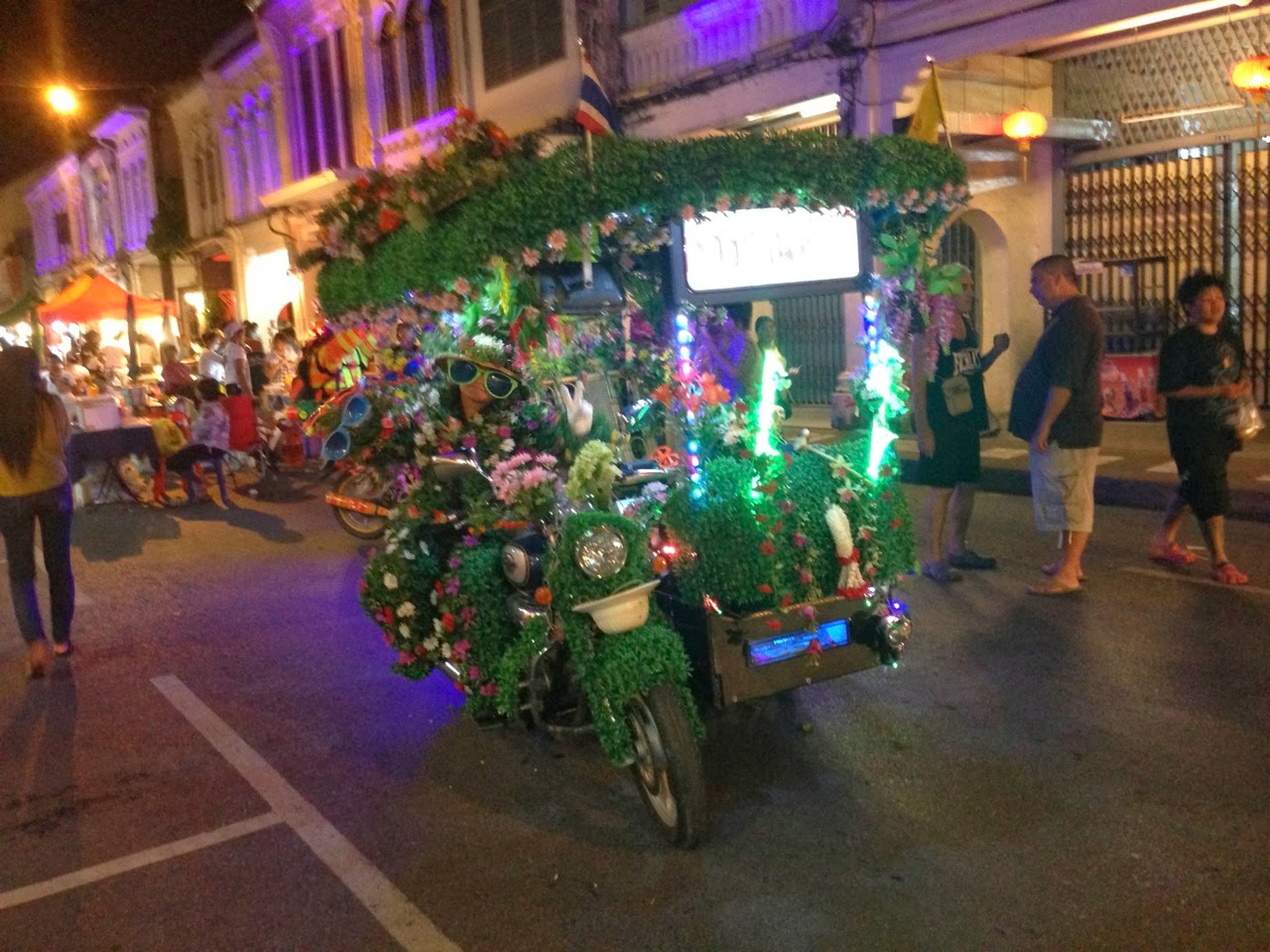 Tuk-tuk décoré de lumières vertes