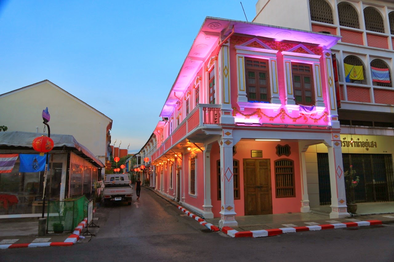 Maison rose à l'angle d'une rue