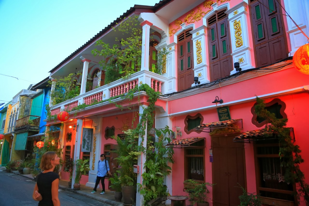 Façade rouge et verte de la vieille ville