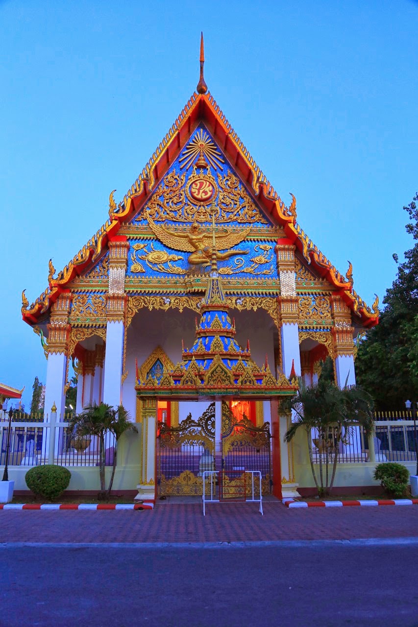 Façade dorée d'un temple bouddhiste