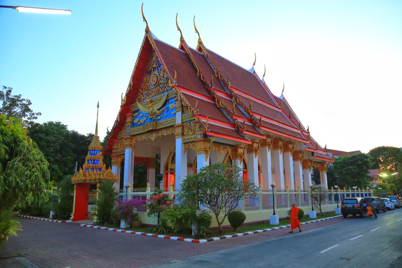 Temple bouddhiste au toit rouge et or