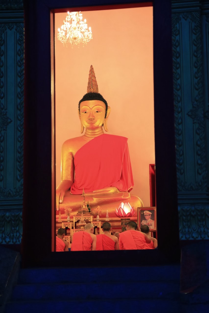 Bouddha dans une niche éclairée