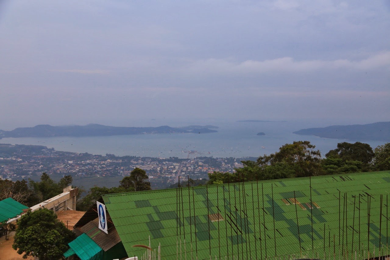 Vue sur l'île depuis le Big Buddha, par temps nuageux