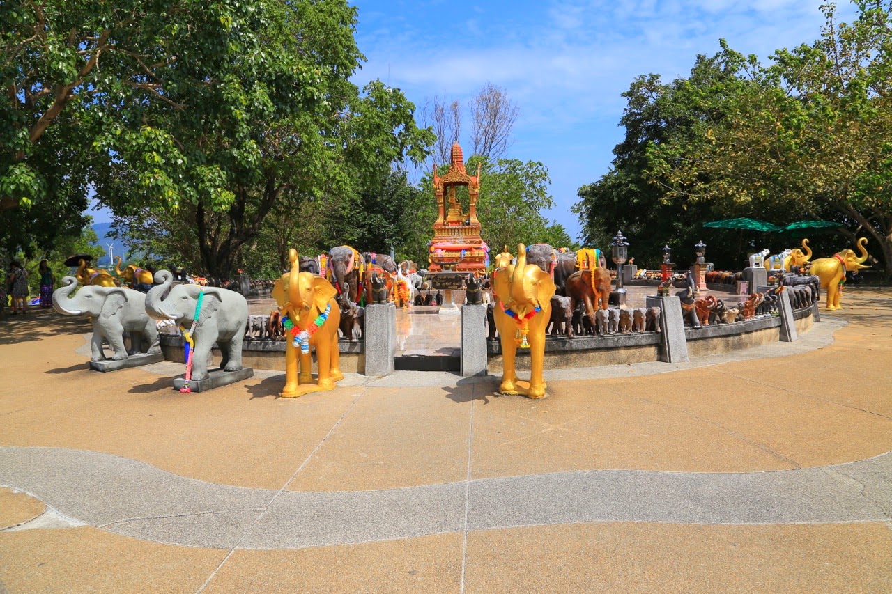 Statues d'éléphants offertes au sanctuaire de Laem Phromthep