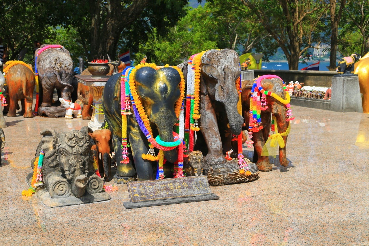 Éléphants en offrande couverts de guirlandes