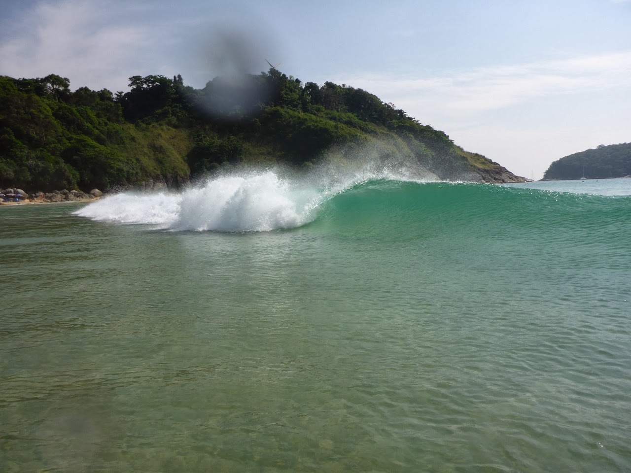 Grosse vague sur la plage de Nai Han