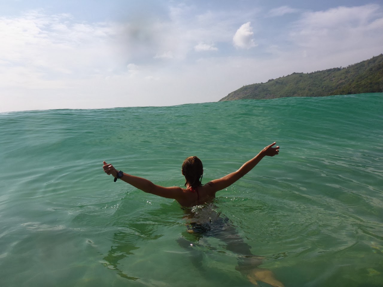 Baignade dans l'eau turquoise de Phuket