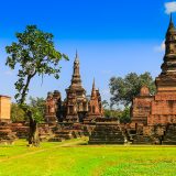 Chedis et ruines du parc historique de Sukhothai