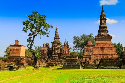 Chedis et ruines du parc historique de Sukhothai